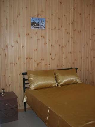 Гостевой дом Bereg mechty Гагра Двухместный номер с двуспальной кроватью и дополнительной кроватью-3