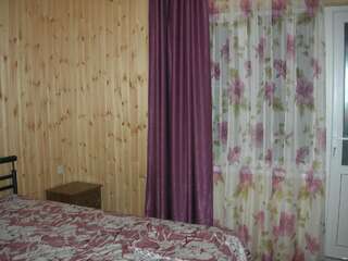 Гостевой дом Bereg mechty Гагра Двухместный номер с двуспальной кроватью и дополнительной кроватью-4